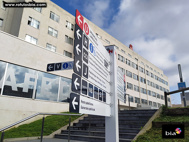 señalización direccional hospital de Navarra