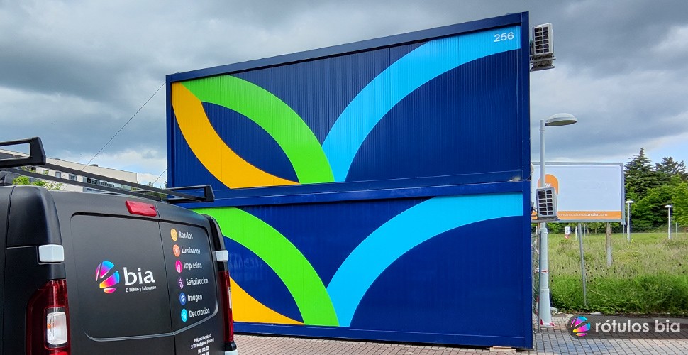 Casetas de obra personalizadas con vinilo e imagen corporativa