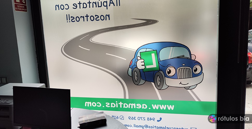 vinilo esmerilado para privacidad y paso de luz