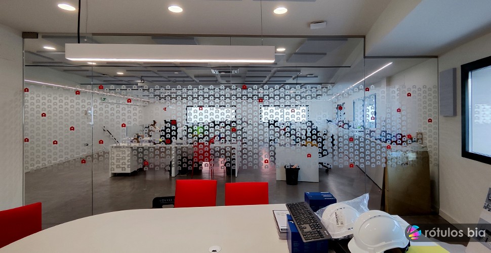 Vinilo para dar privacidad y decorar oficinas de Construcciones AICO