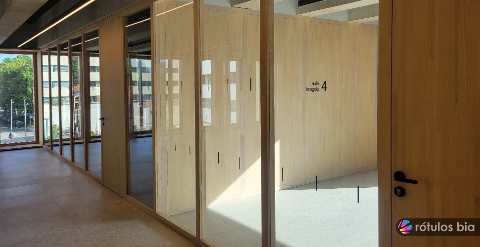 Vinilos sencillos para la rotulación de cristaleras en el nuevo civivox Pamplona