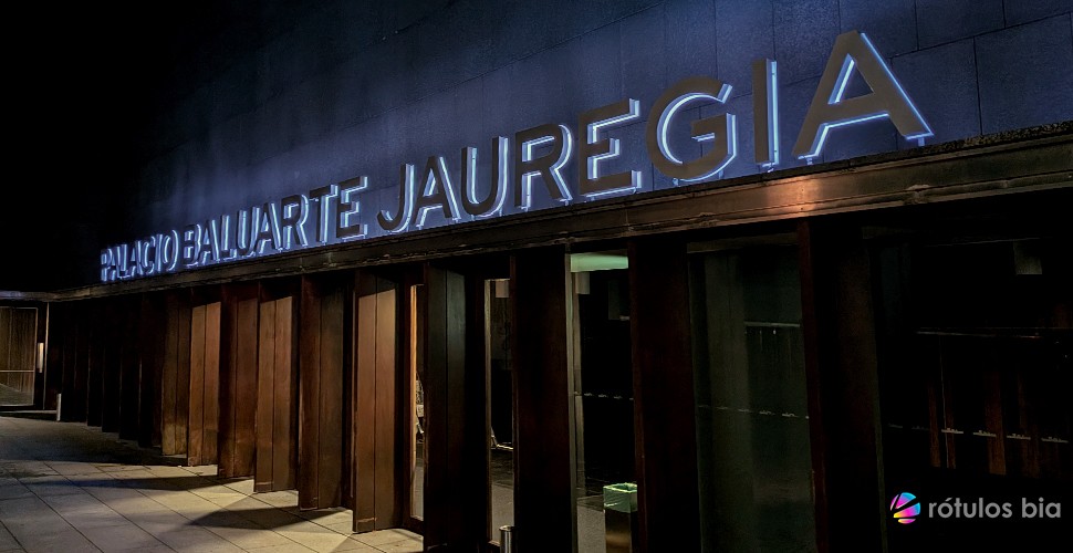 Cambio y renovación de iluminación LED en rótulo exterior Baluarte