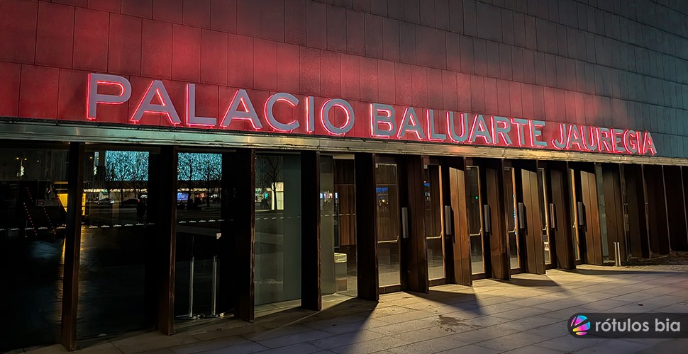 Iluminación RGB para rótulos de fachada en Pamplona