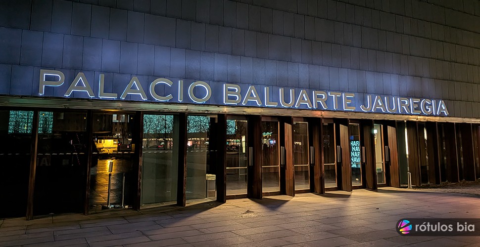 Palacio Baluarte renueva la iluminación de sus rótulos retroiluminados