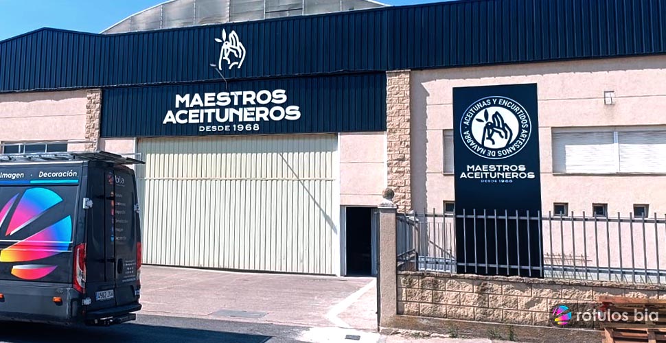 monolito-maestros-aceituneros Detalle de tótem corporativo personalizado